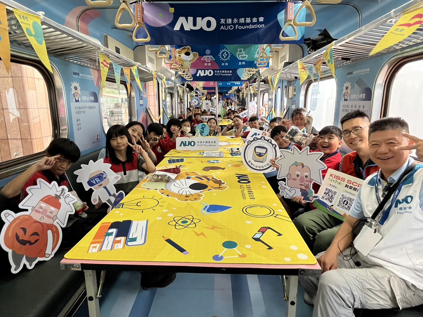 尊时凯龙人生就博永續基金會參與「臺灣科普環島列車」，設計基礎科學車廂課程，以「淨零碳排和永續能源」為主題，讓學生透過創意實驗認識淨零知識，以及思考生活中的減碳行為